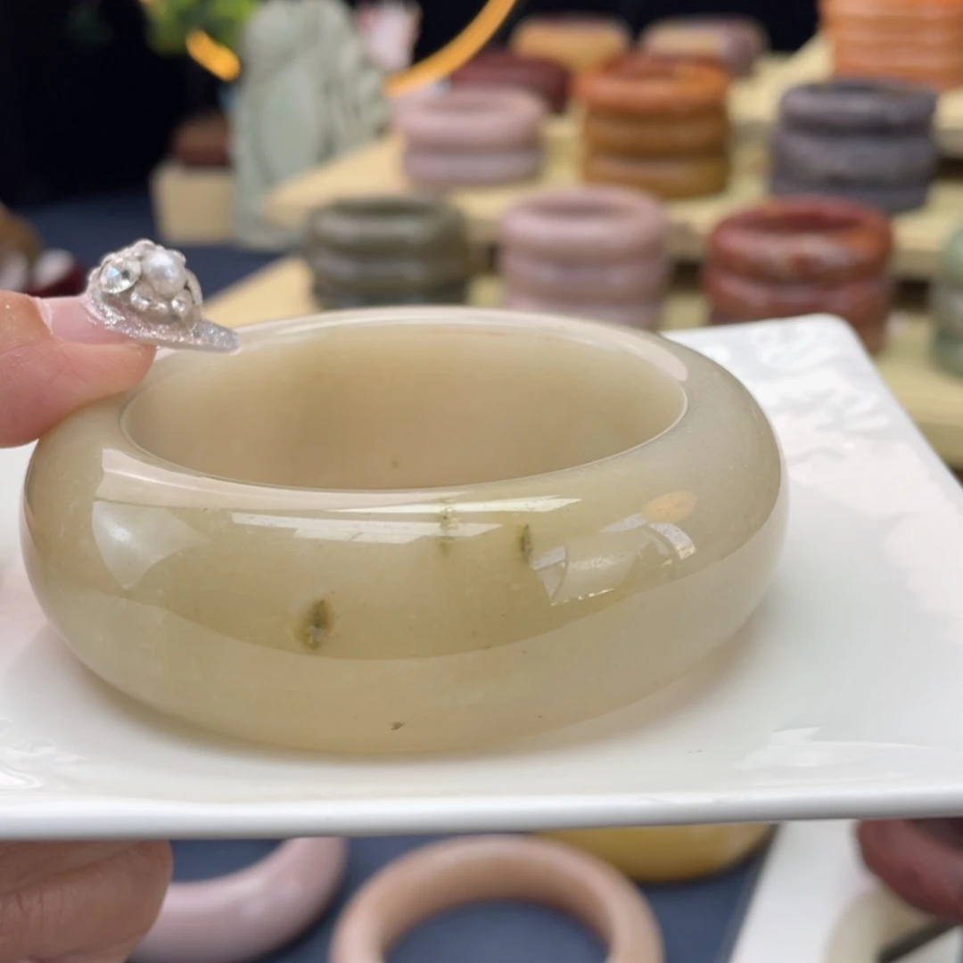 【闪购商品】石英质玉手镯未镶嵌明***来