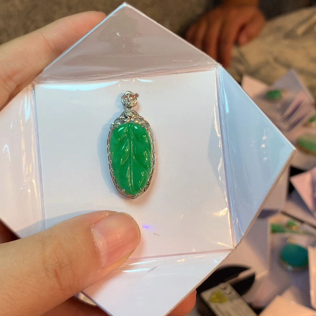 颈饰18K金镶嵌翡翠叶子