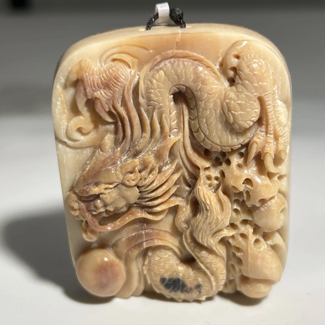 猛犸牙雕冰咖玉化龙牌吊坠55*45*15mm假一罚四X1426