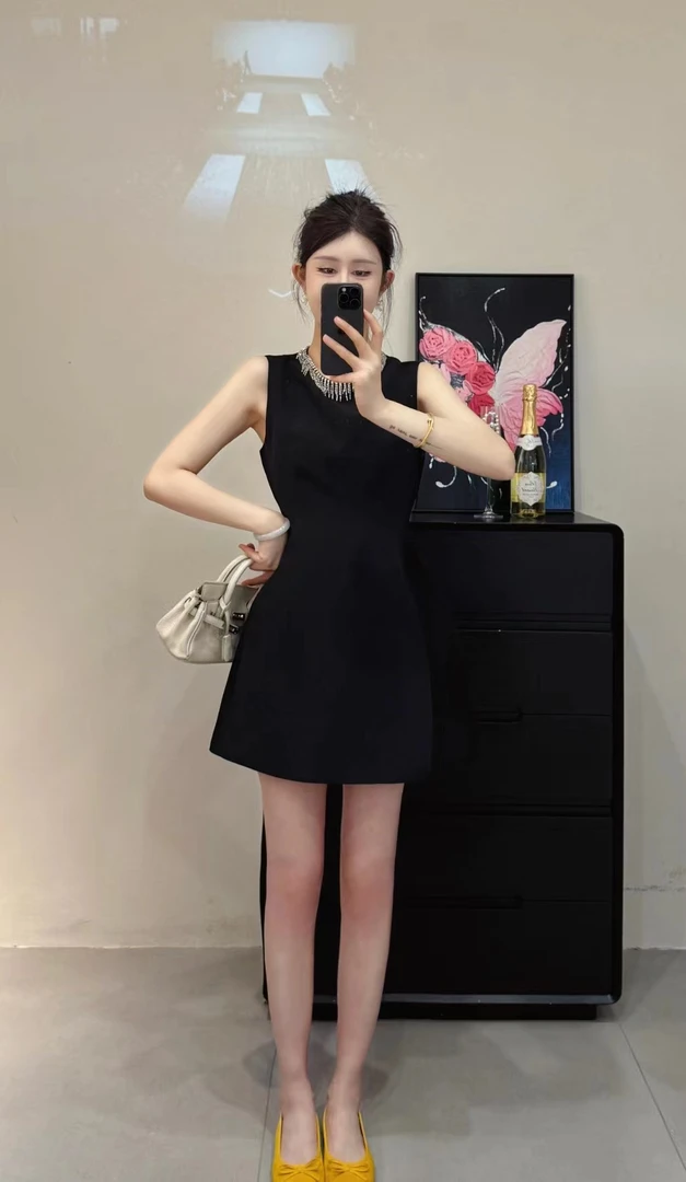 高干女主~高级感黑色无袖连衣裙小个子减龄款气质显瘦中长裙