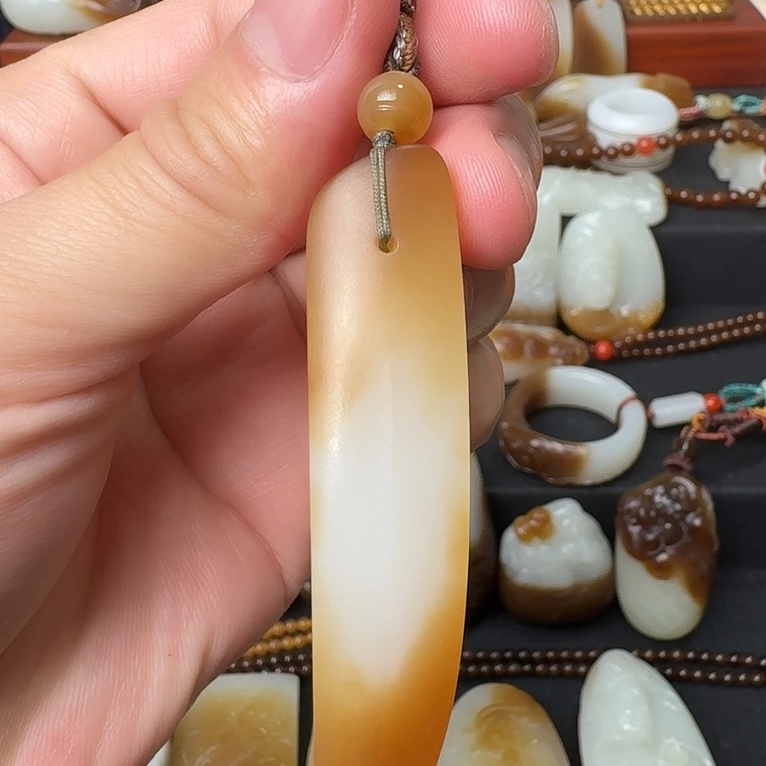 和田玉未镶嵌吊坠(赠链)