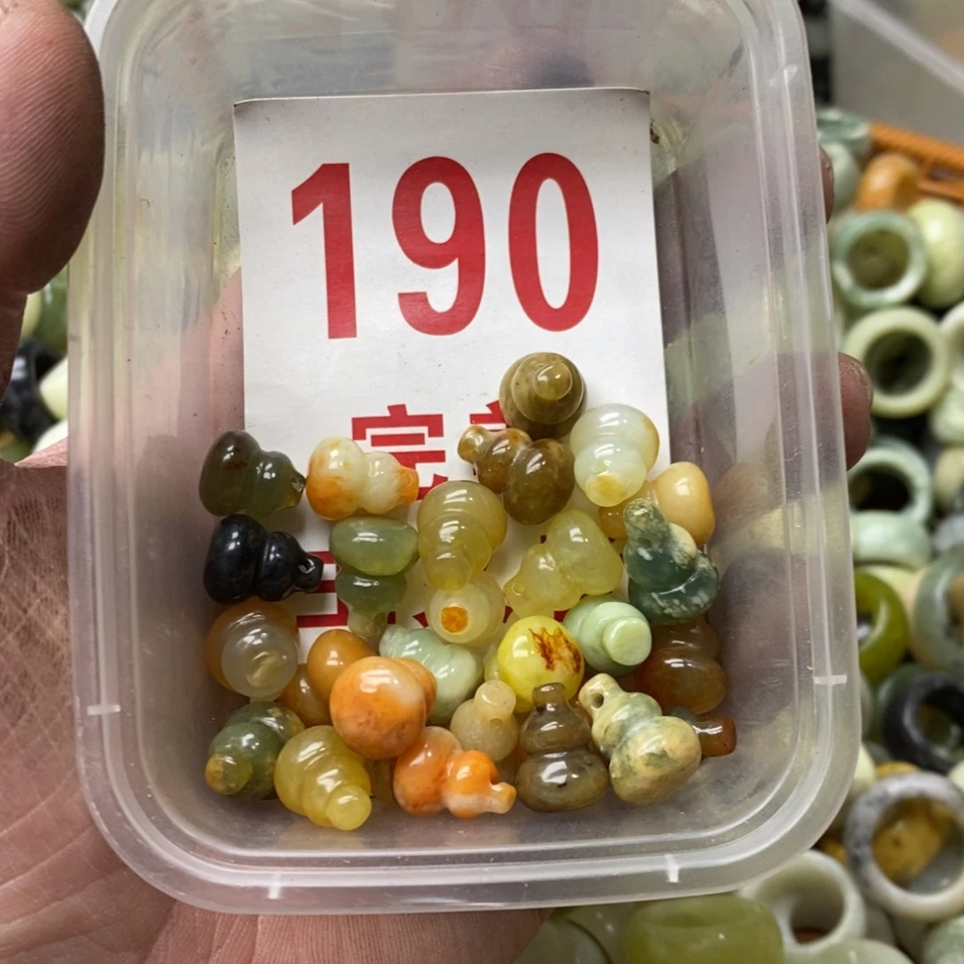 蛇纹石玉挂坠未镶嵌