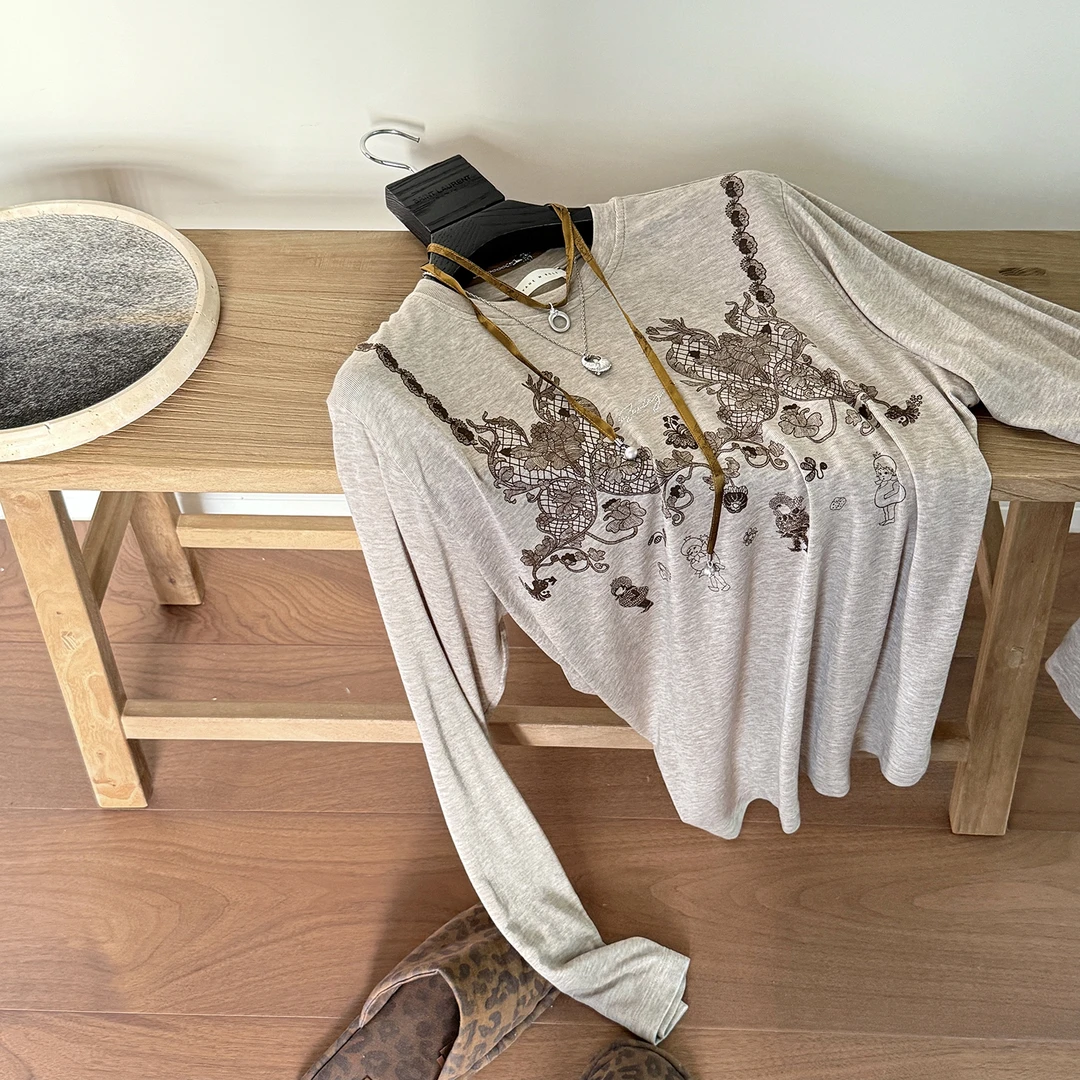Vane｜“Bohème” 游牧蕾丝印花 裸感面膜长袖T恤～休闲百搭时尚