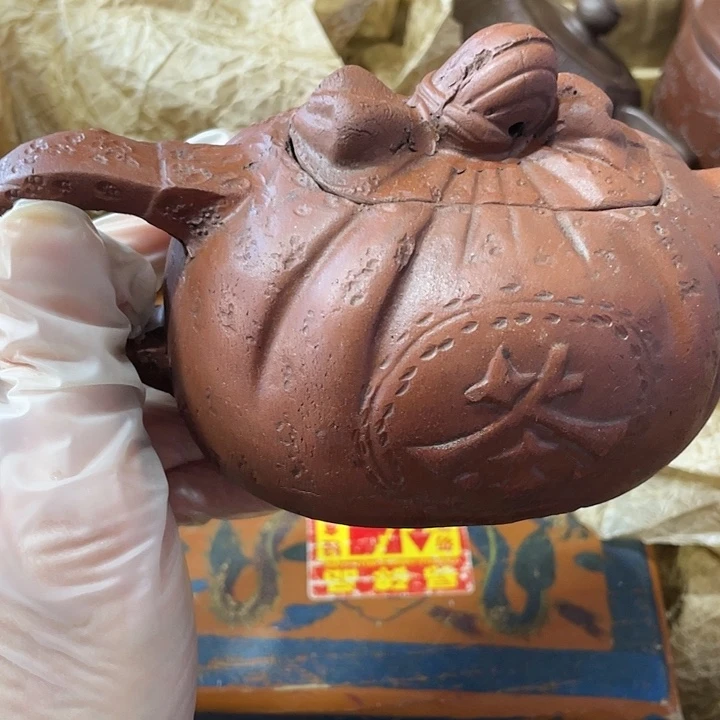 茶壶紫砂矿泥料手工制作的一把紫砂壶。