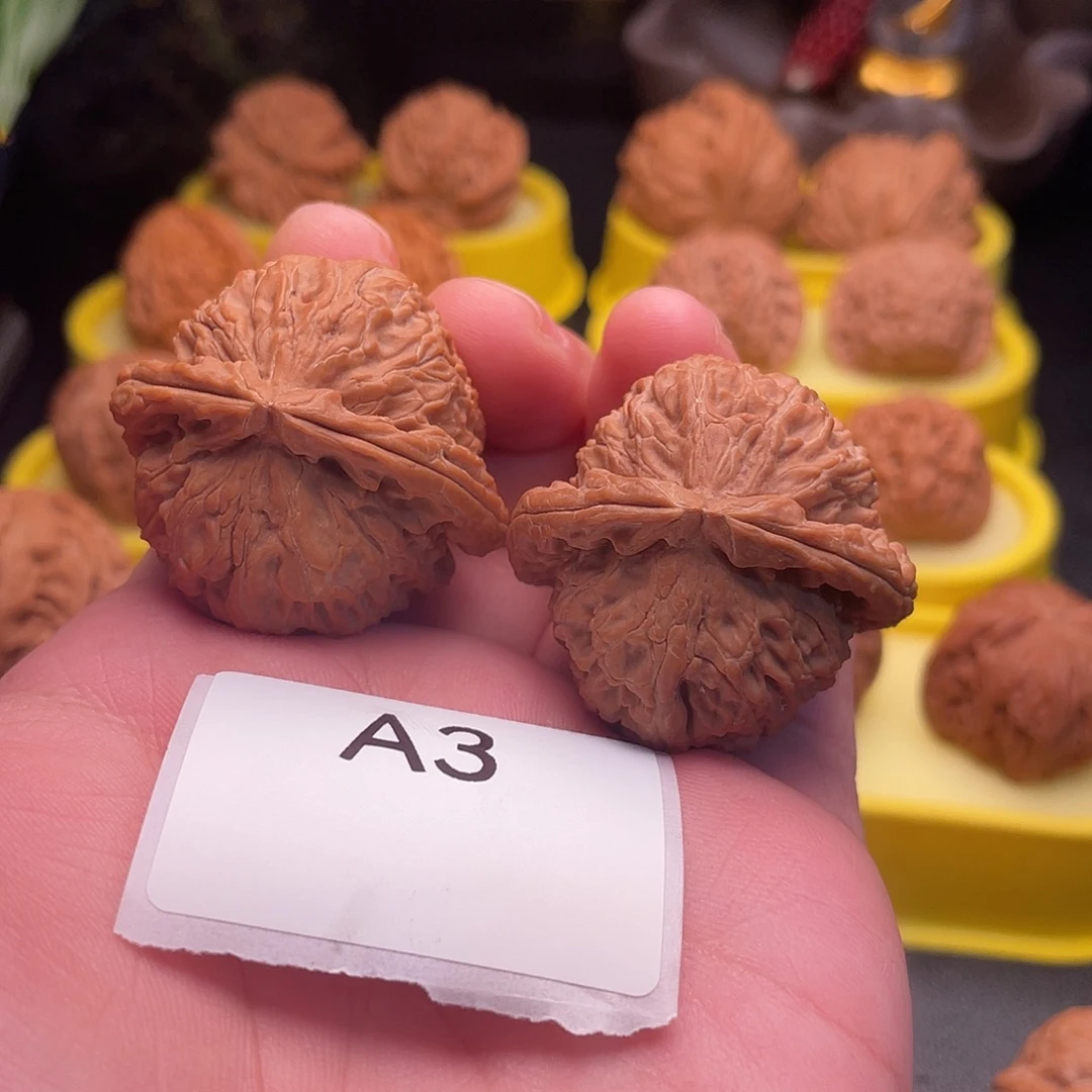 ￴***￴文玩核桃吊坠三角白40