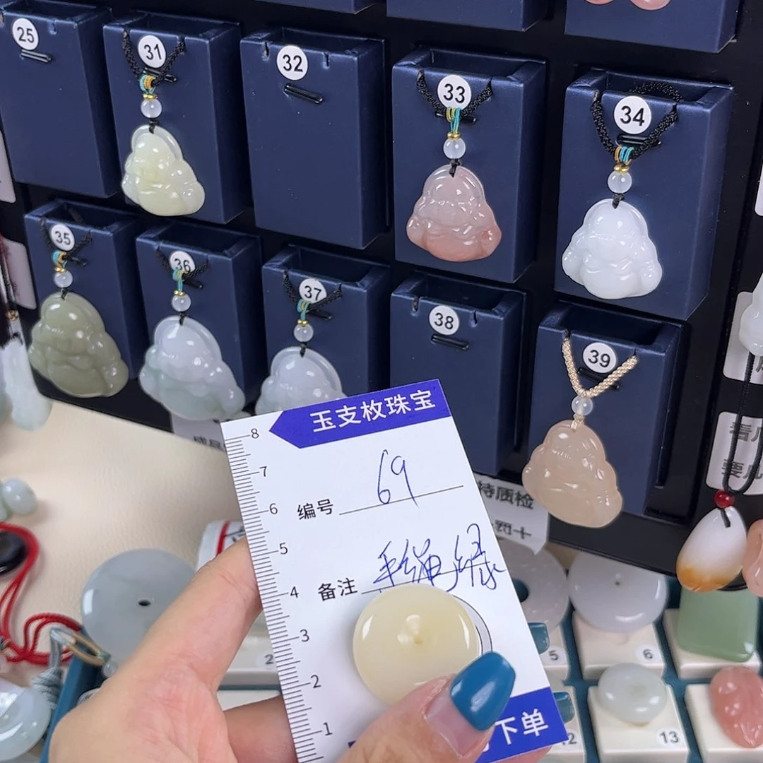 石英质玉合金颈饰