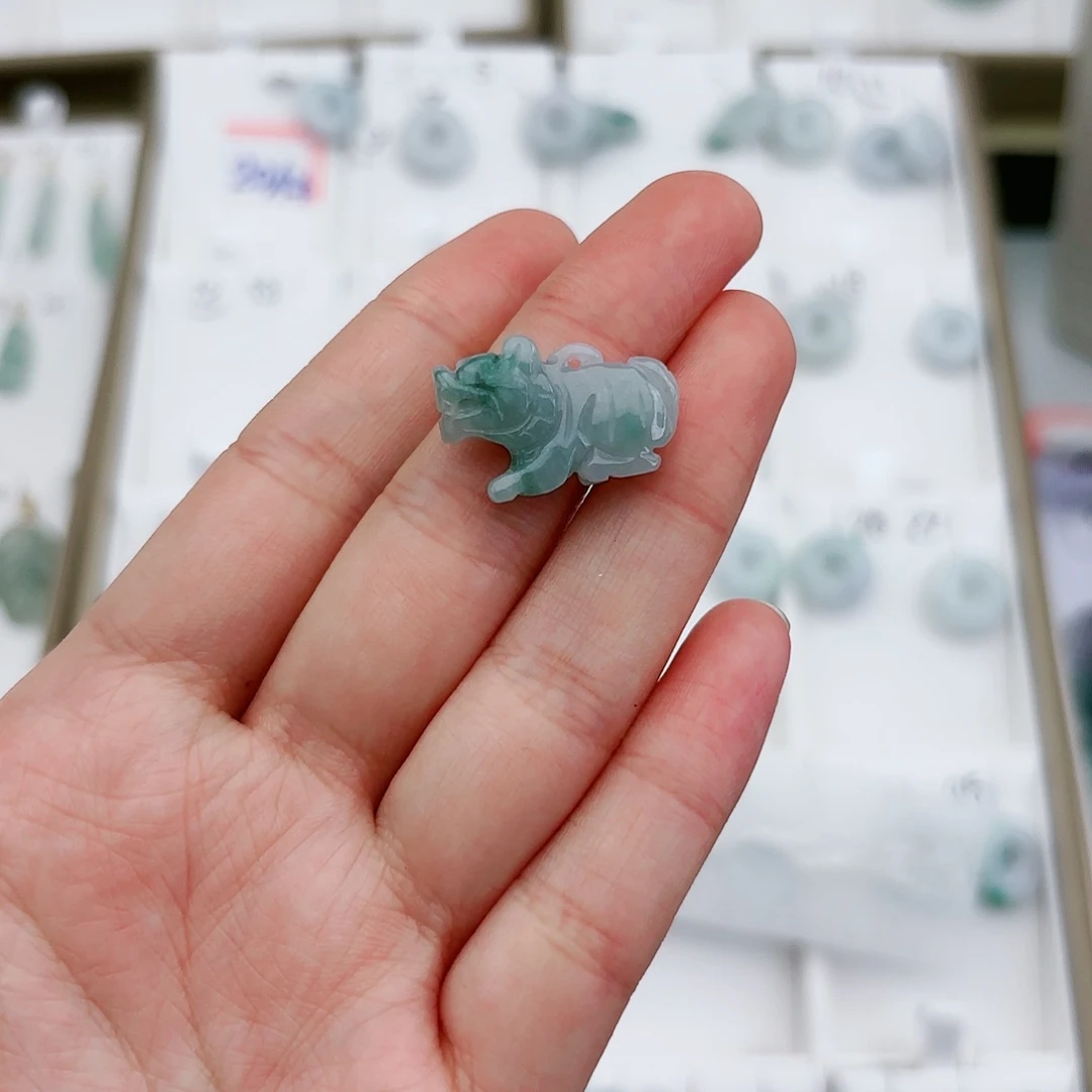 翡翠颈饰未镶嵌不****?虎