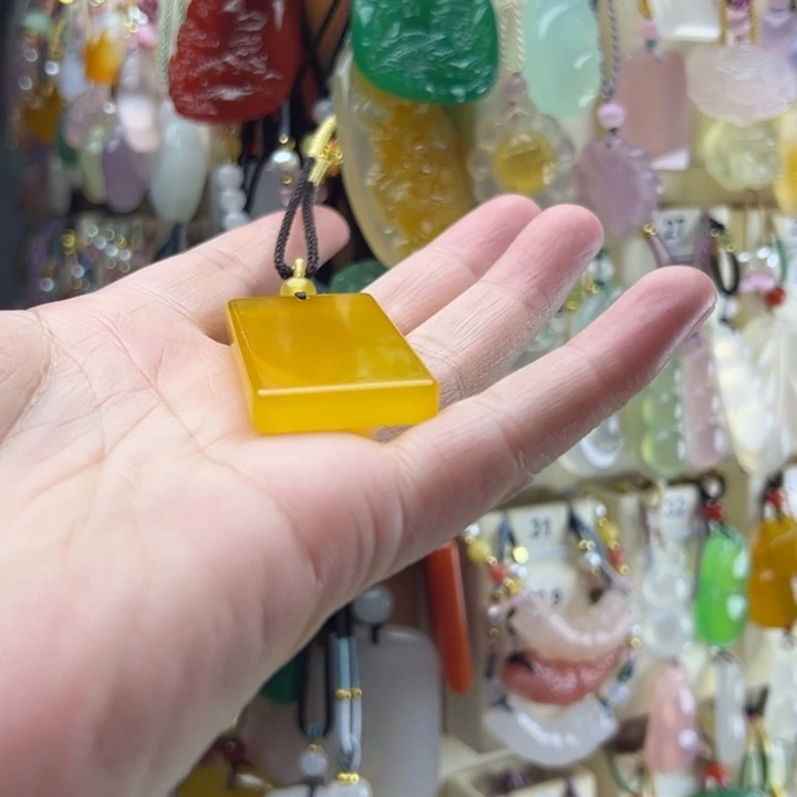 在***薯玛瑙/玉髓未镶嵌颈饰
