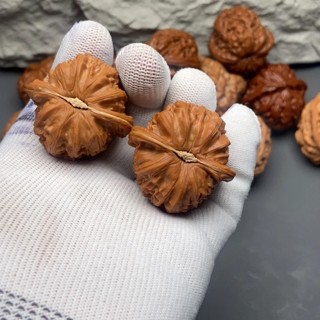 文玩核桃吊坠白狮子