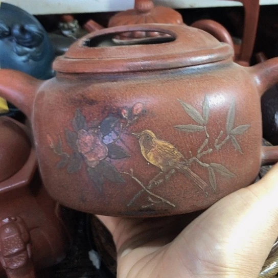 茶壶紫砂原矿泥料。手工制作的紫砂壶