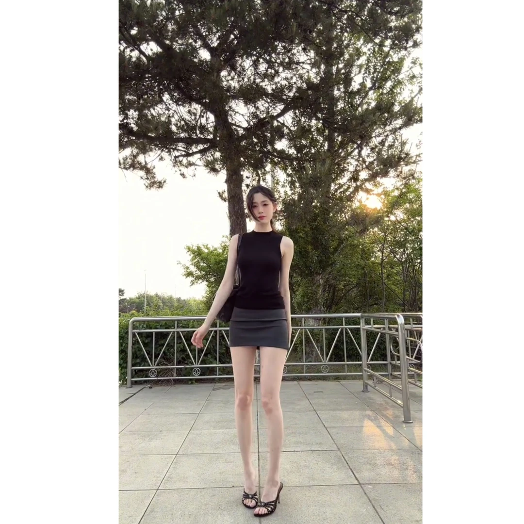 纯欲黑色半高领背心女气质感百搭修身无袖上衣弹力包臀短裙两件套