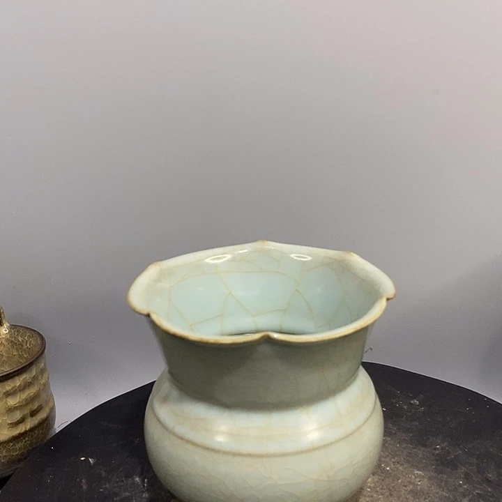 官窑渣斗造型独特