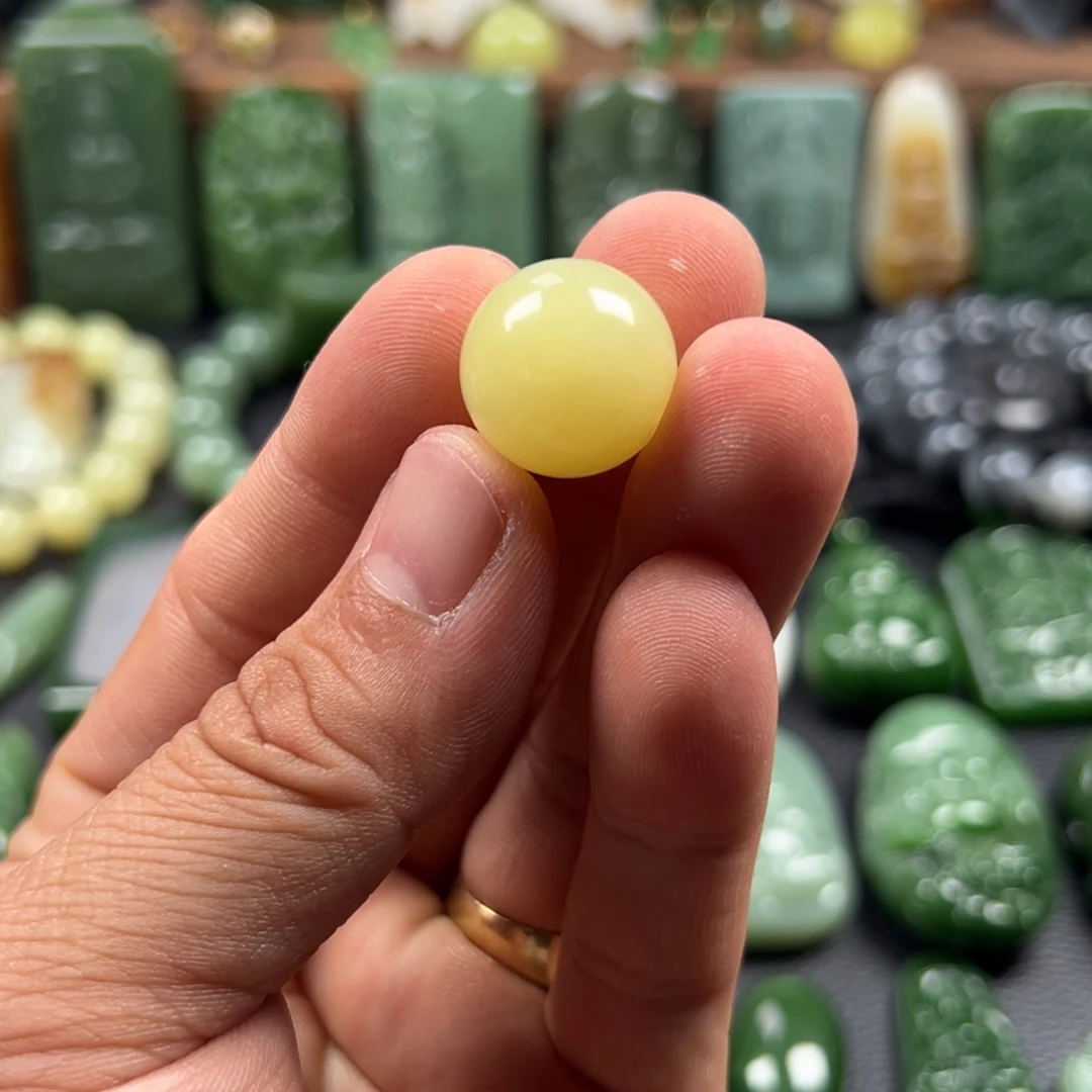 和田玉颈饰未镶嵌人***?