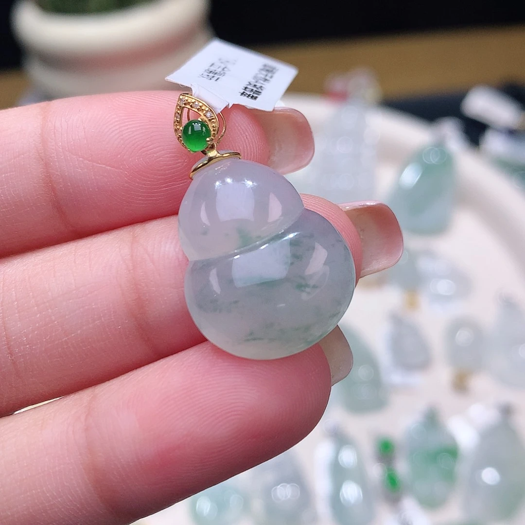 颈饰18K金镶嵌翡翠葫芦