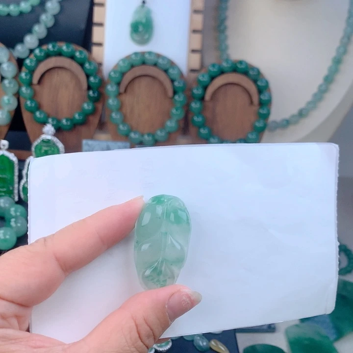 石英质玉未镶嵌颈饰