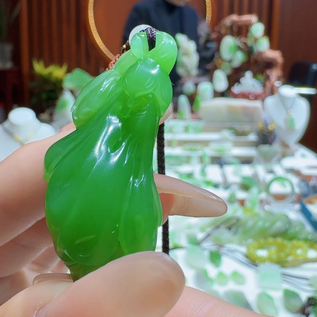 和田玉果绿玉兰花未镶嵌