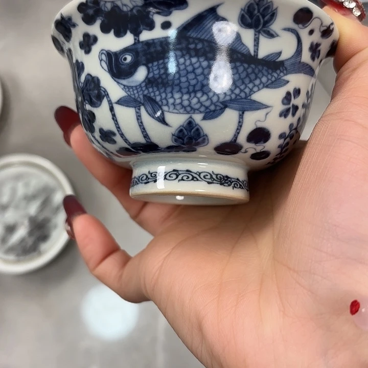 陶摆件青花鱼澡纹压手主人杯