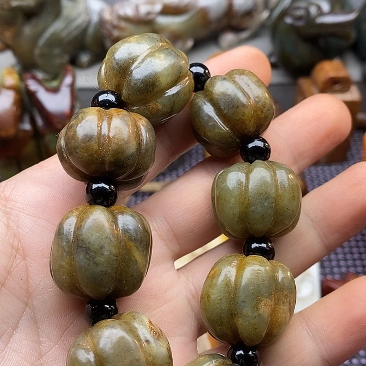 未镶嵌蛇纹石玉颈饰