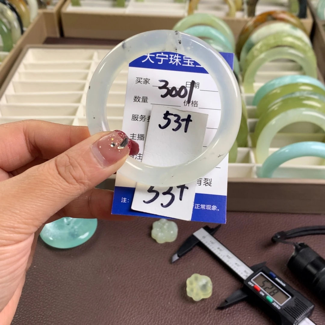 蛇纹石玉手镯未镶嵌3001