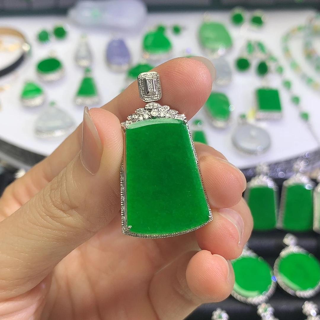 颈饰18K金镶嵌翡翠吊坠