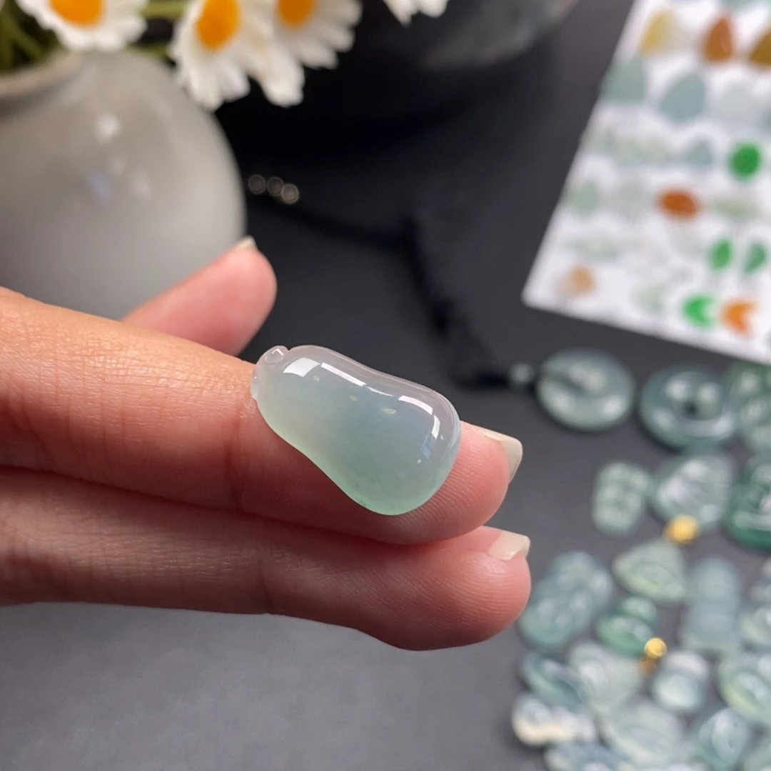 翡翠裸石晴蓝起胶胖瓜