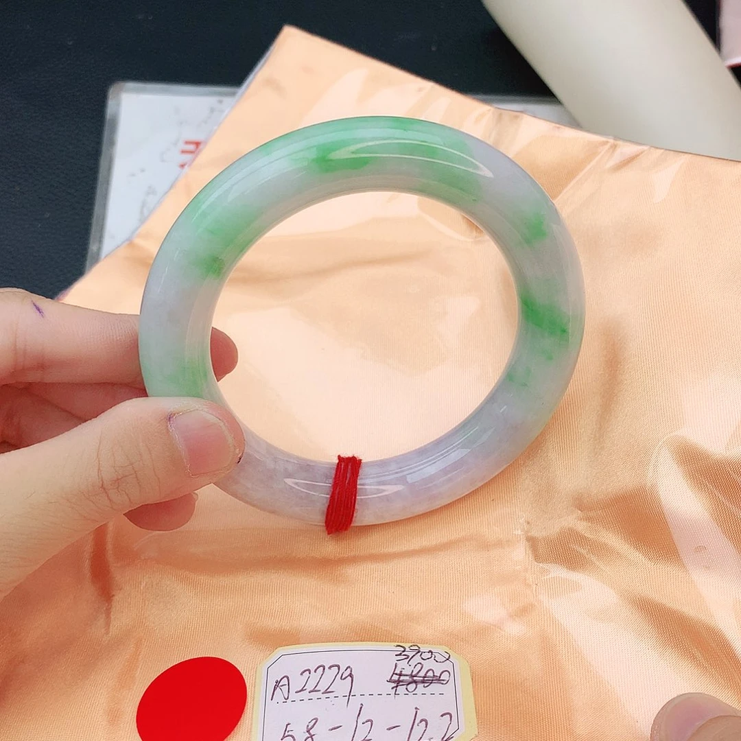 翡翠手镯未镶嵌翡翠