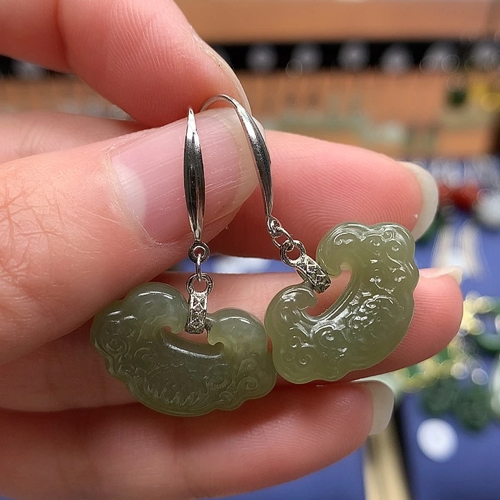 和田玉银S925镶嵌耳饰如意锁晴水色20左右
