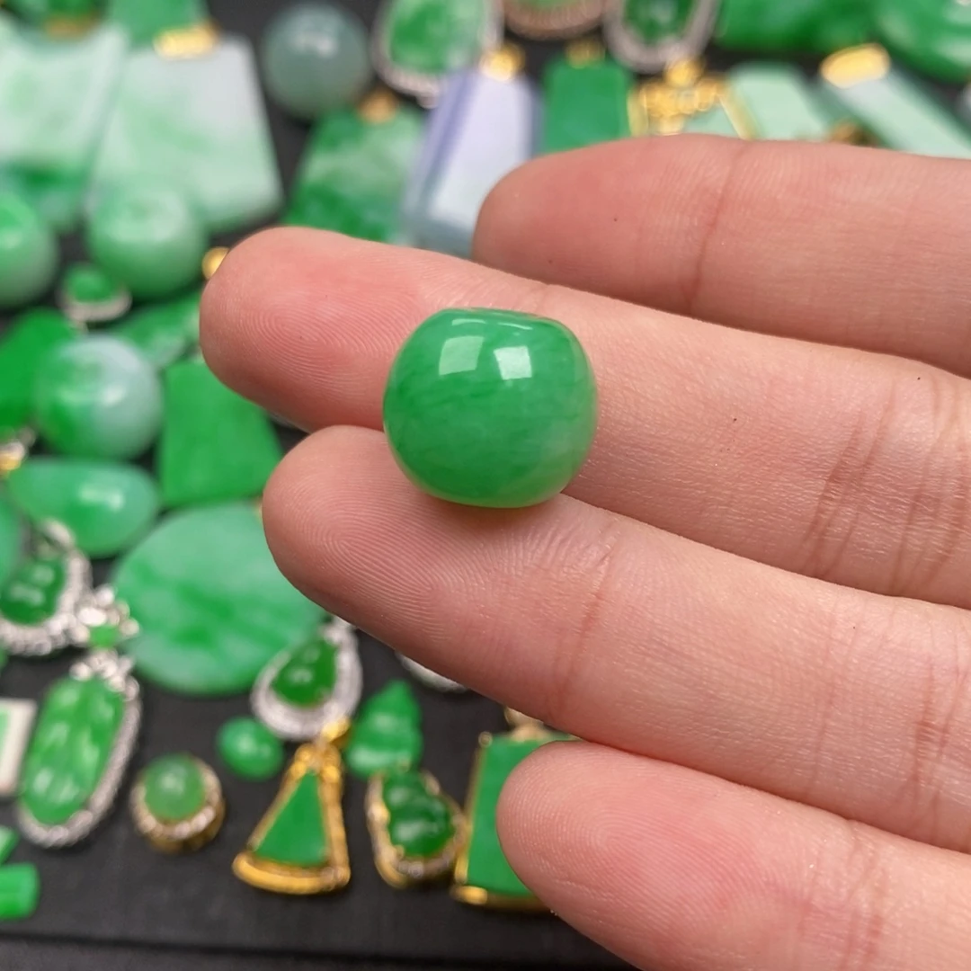 如***愿翡翠未镶嵌颈饰翡翠