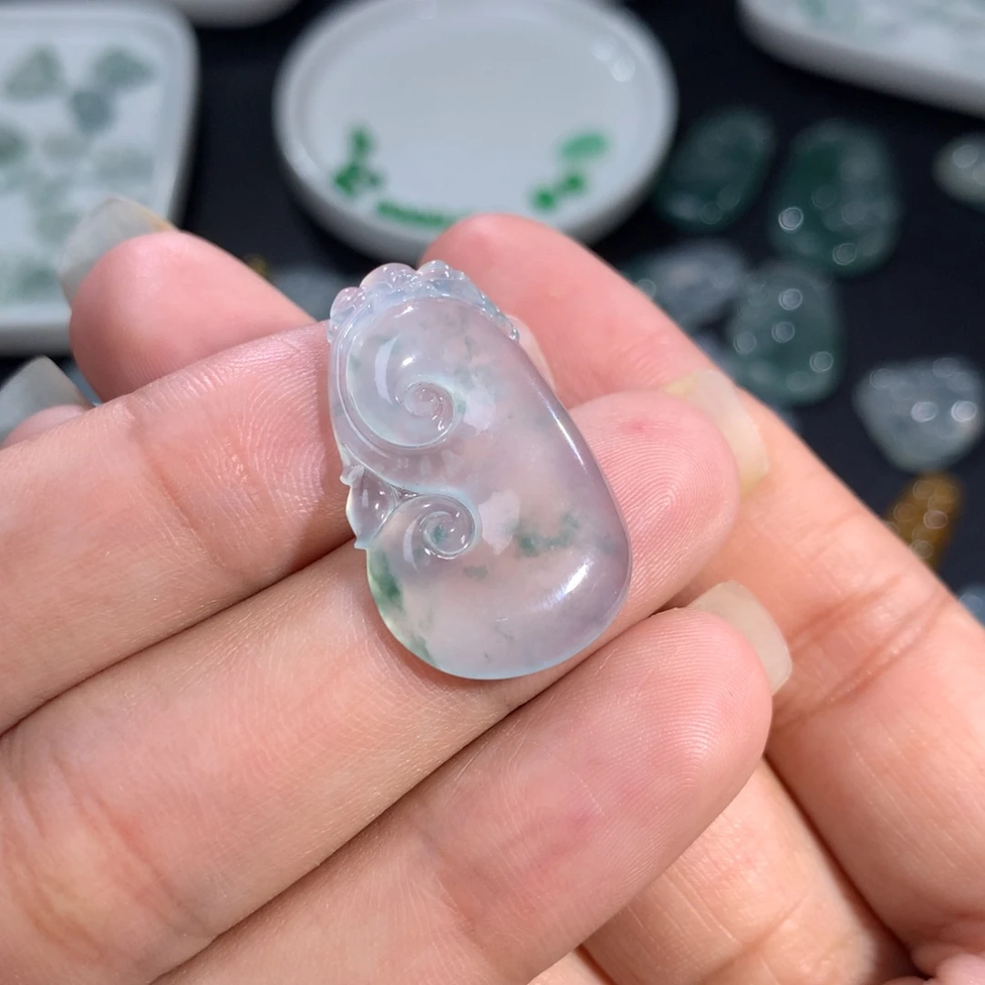 翡翠裸石未镶嵌飘花如意