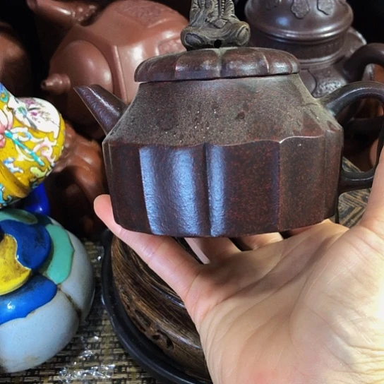 茶壶紫砂原矿手工制作的一把紫砂壶。