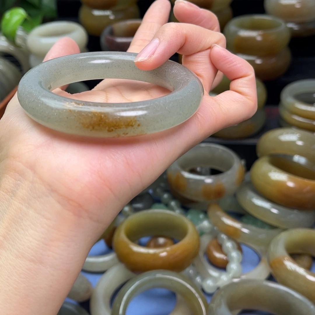 乐***寰石英质玉未镶嵌手镯