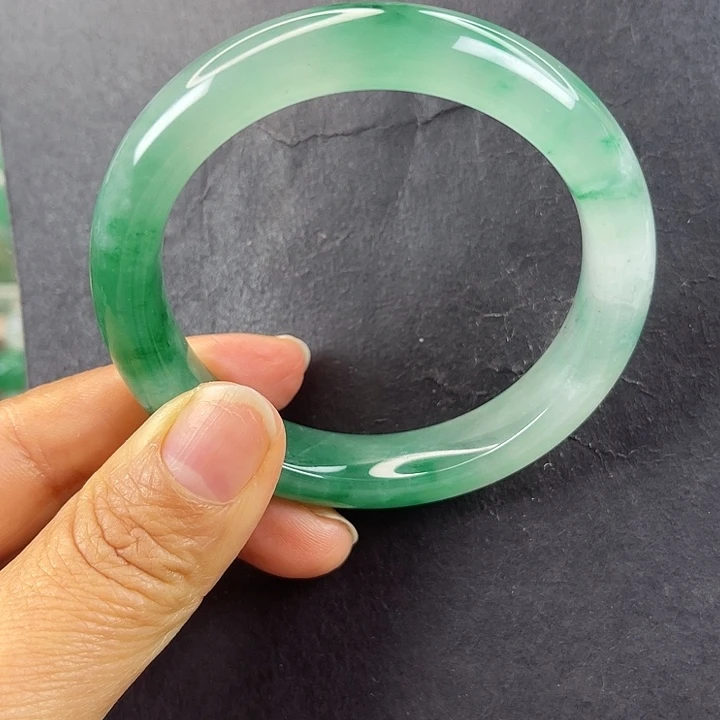 未镶嵌手镯石英质玉