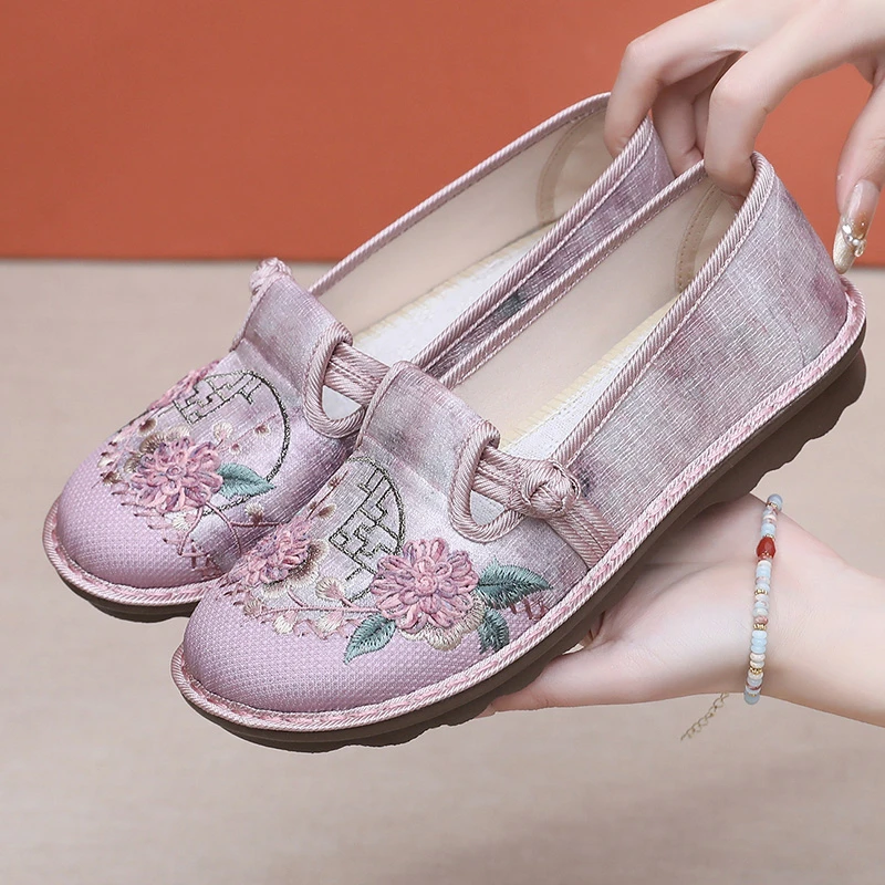 2025新款民族风绣花鞋平底轻盈老北京布鞋女单鞋休闲一脚蹬妈妈鞋