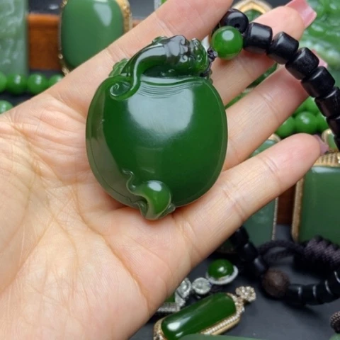采***菊未镶嵌和田玉（碧玉）挂件