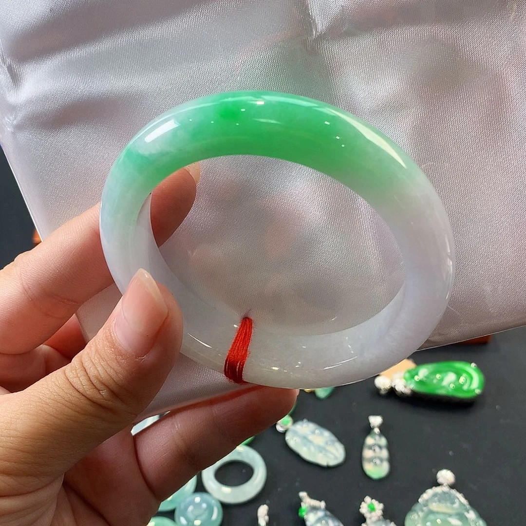 翡翠未镶嵌手镯微瑕捡漏白底青