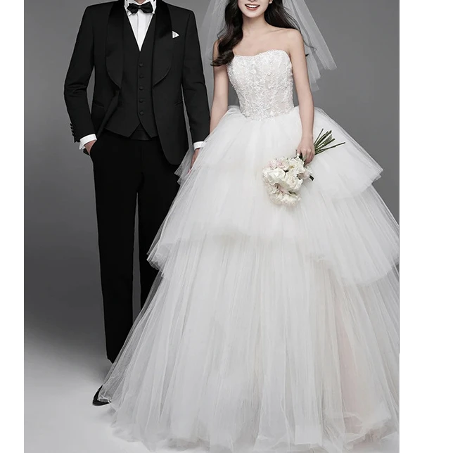 影楼新款主题2025新款婚纱室内情侣写真婚纱照抹胸拖尾礼服裙白纱