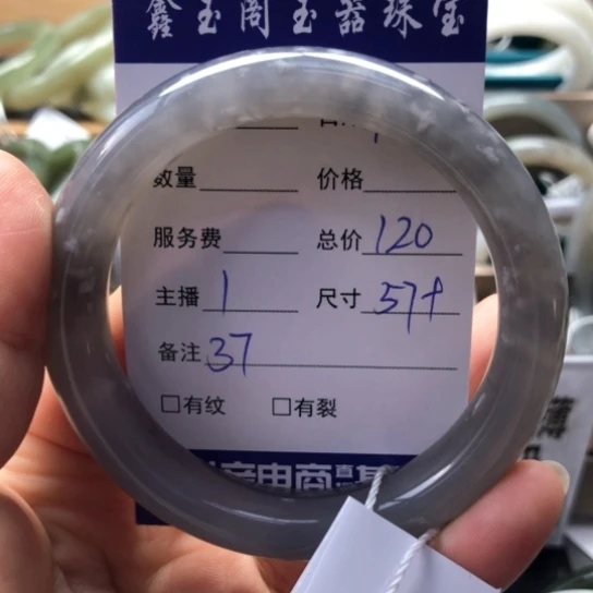 和田玉手镯未镶嵌趣**。