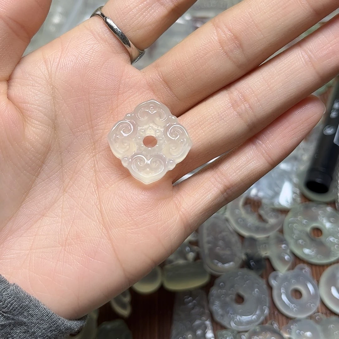 弯***～岫玉未镶嵌颈饰吊坠