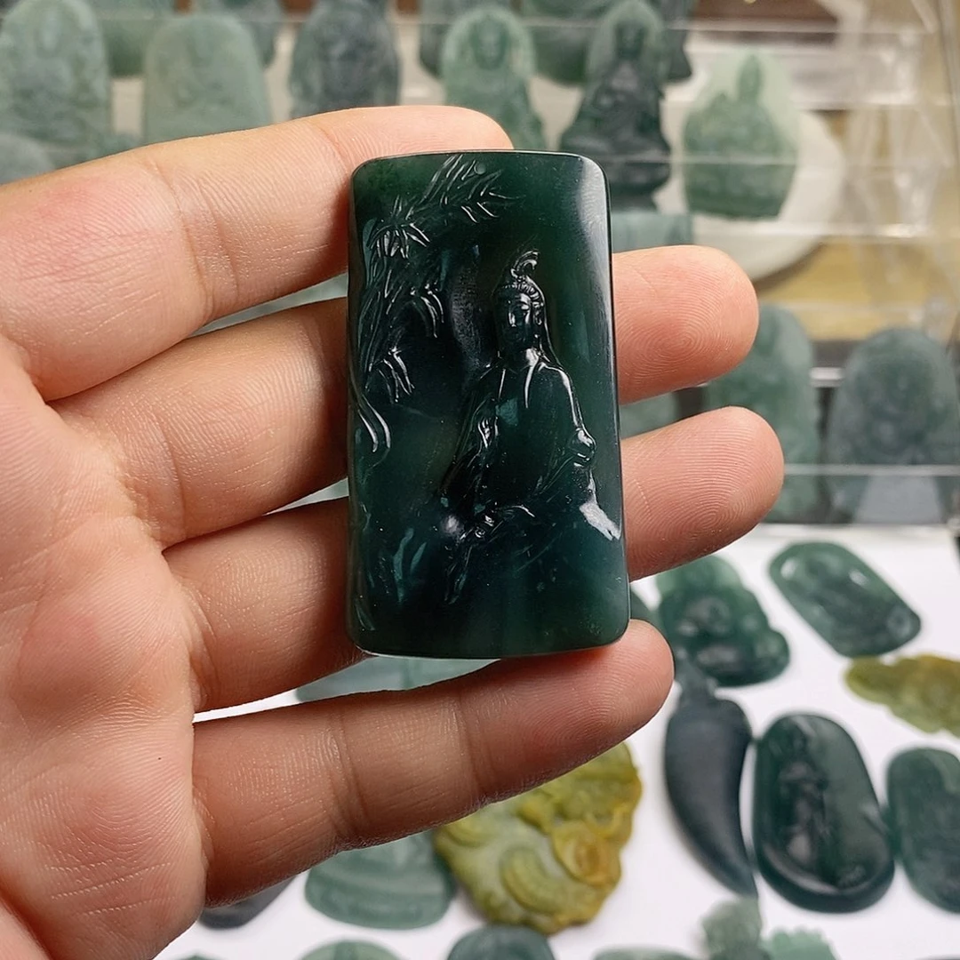 翡翠未镶嵌颈饰观音