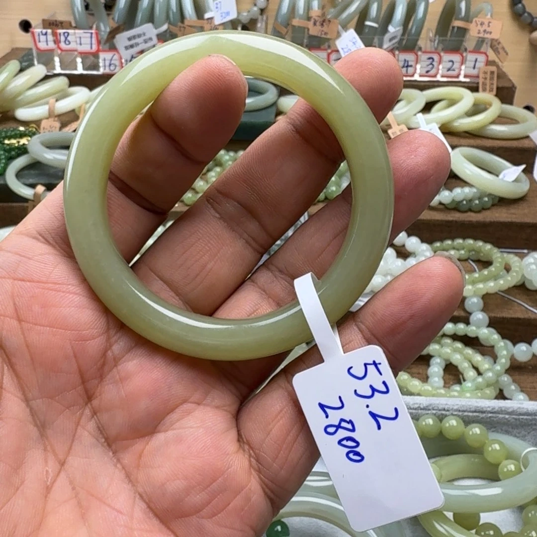 和田玉未镶嵌手镯