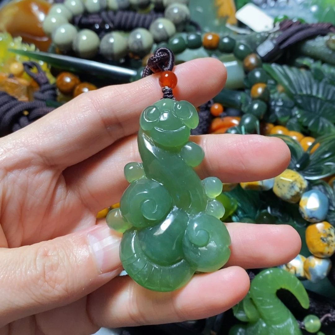 蛇纹石玉未镶嵌颈饰
