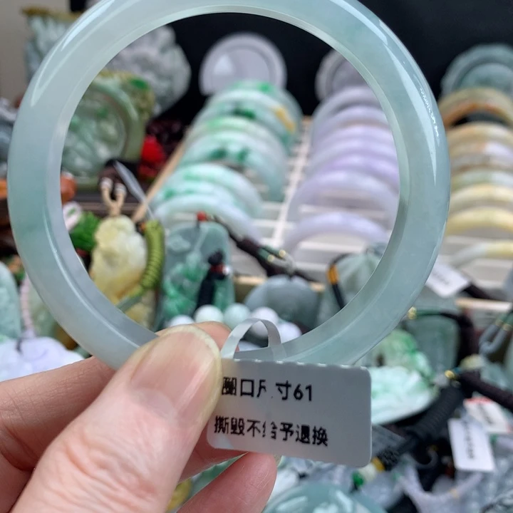 翡翠手镯未镶嵌吊坠