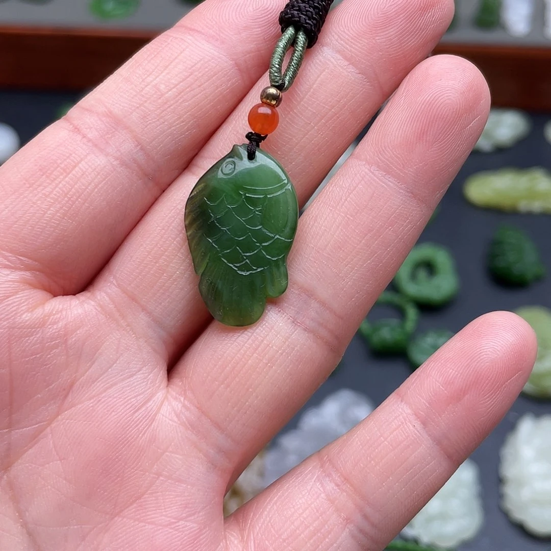 和田玉未镶嵌颈饰碧玉小鱼