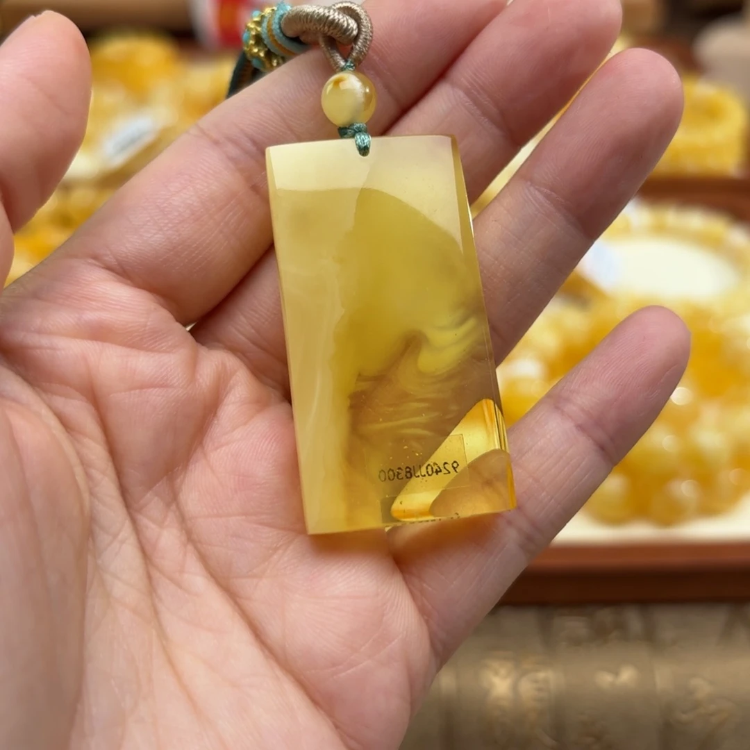 乡***娘未镶嵌琥珀裸石255