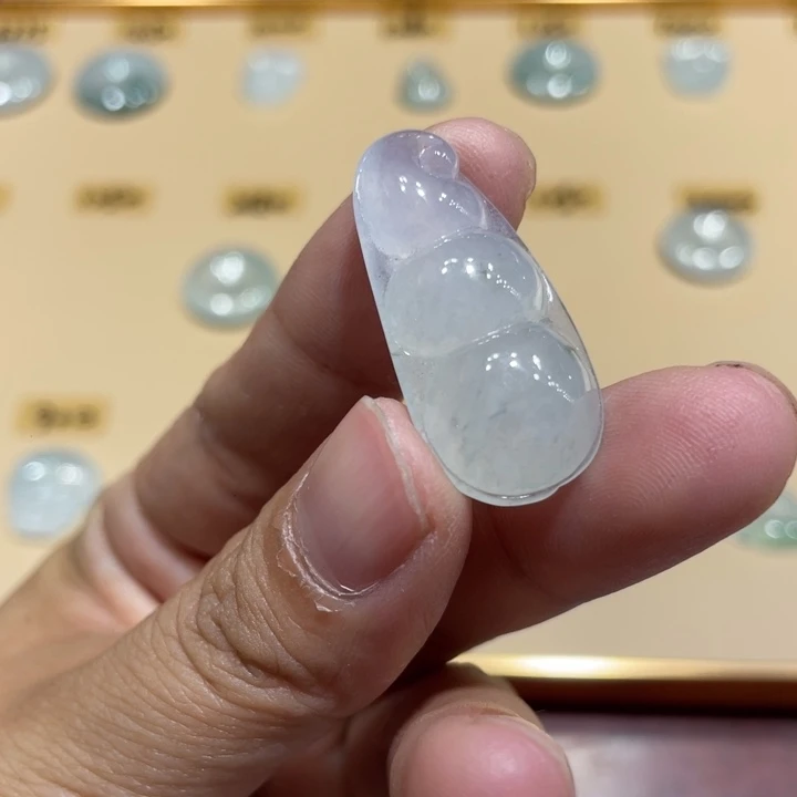 翡翠未镶嵌颈饰豆子