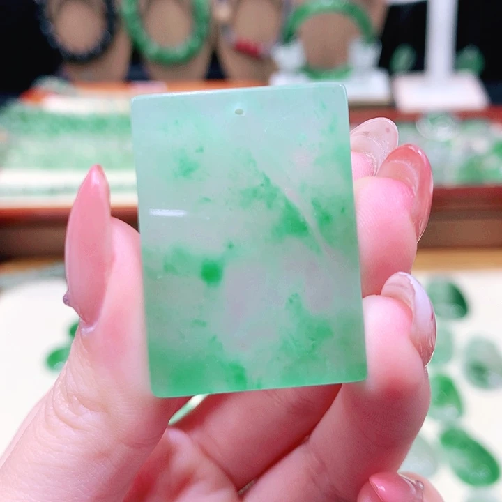 石英质玉（非洲翠）未镶嵌颈饰