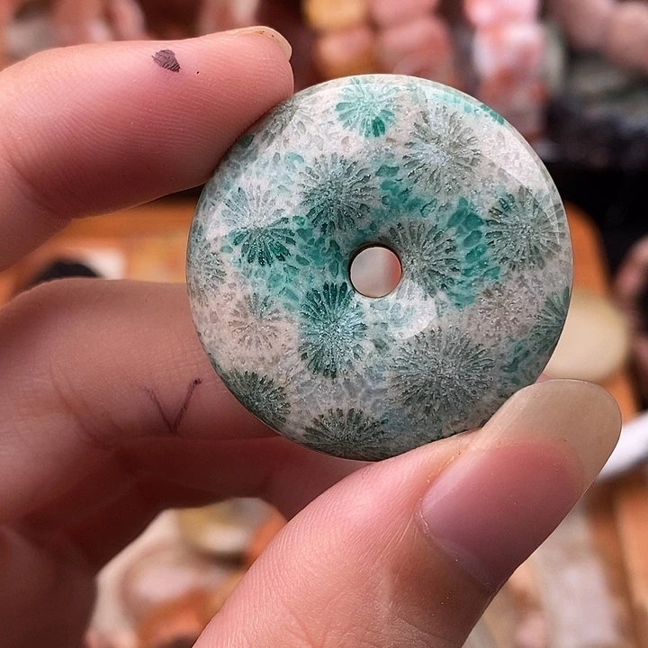 天***霞硅化玉颈饰未镶嵌