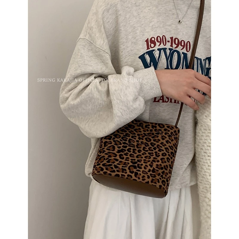 秋冬复古小包包女款爆款2025新款韩系豹纹水桶包百搭ins斜挎包