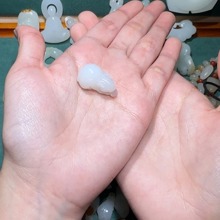 和田玉颈饰未镶嵌张**?