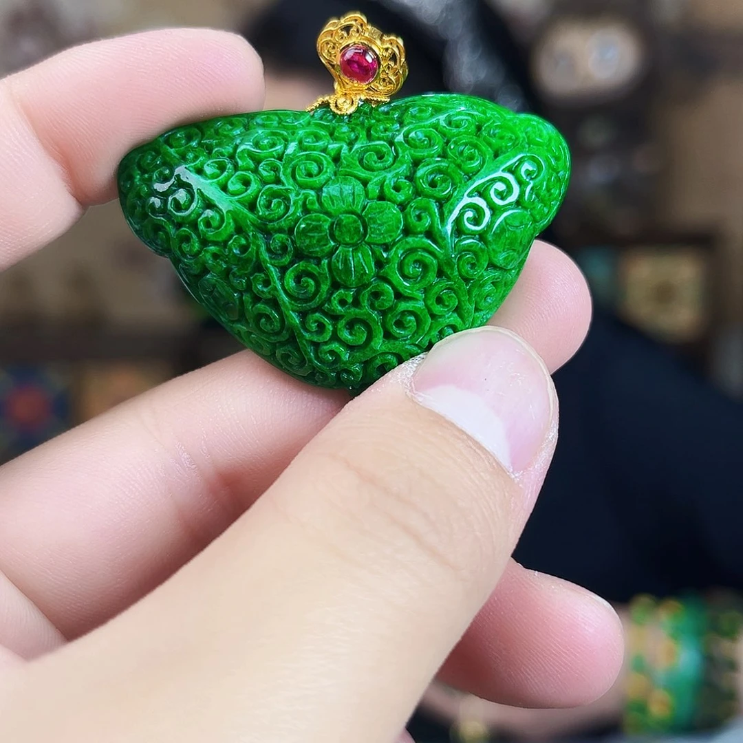 翡翠18K金镶嵌颈饰吊坠